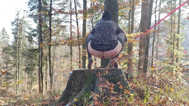 Toilet Mommy: Disperată Să Se, Trebuie Să Se Cu Fundul Legat În Aer...