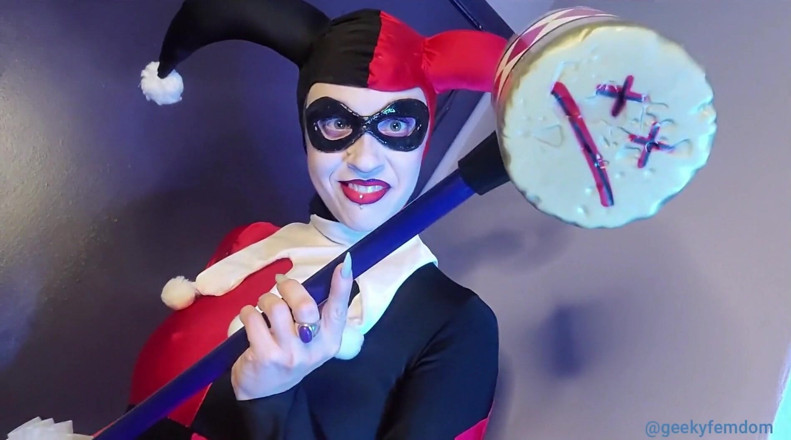 Geeky Femdom: Harley помогает ночнушкам