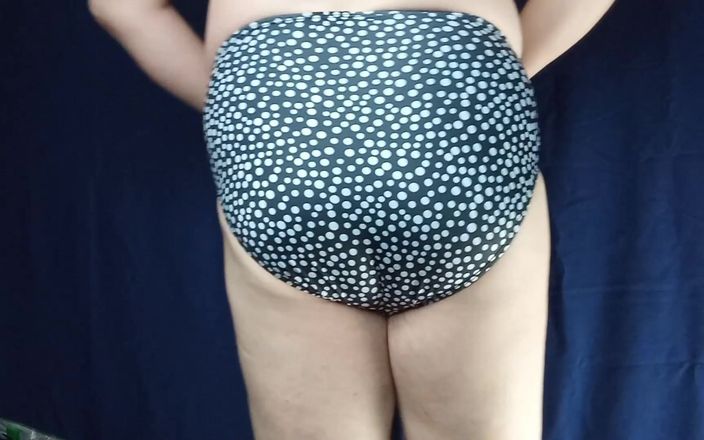 AdultGameplays: Bikinibroekje passen deel 1