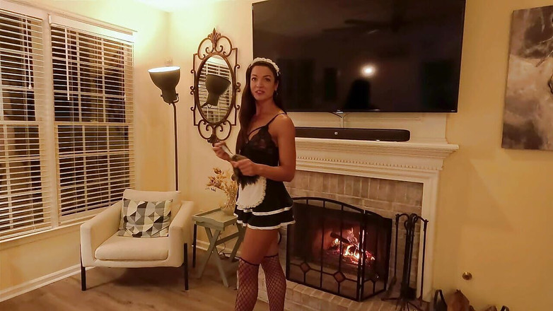 littlebuffbrunette: गंदी नौकरानी सफाई से ज्यादा करती है