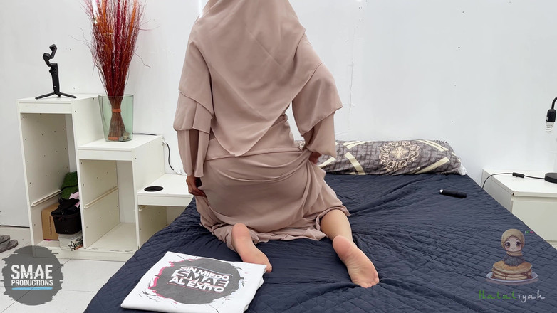 Aaliyah Yasin: Hidžáb Aaliyah Yasin se svléká ze své Abayy a Mrdky