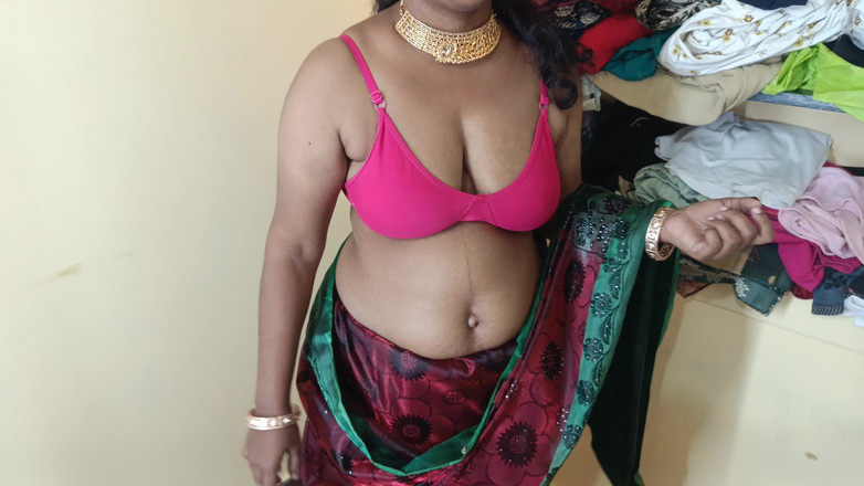 Inba: Rode Saree schattige vrouwen