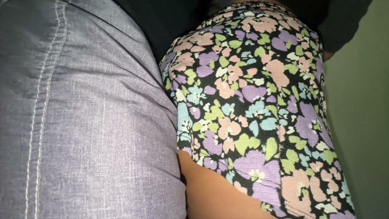 CoupleOfHotSins: Dia merebut penis orang asing dengan ereksi besar.