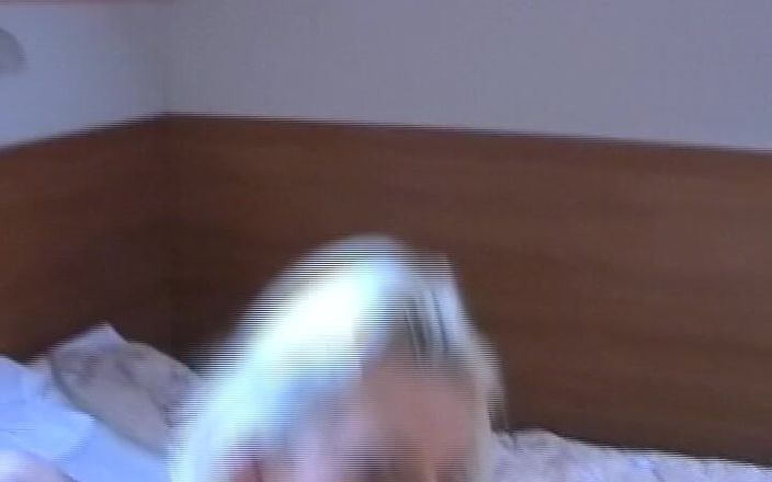 German Homemade: Amatör Alman kızlar ateşli lezbo eyleminde dildo paylaşıyor