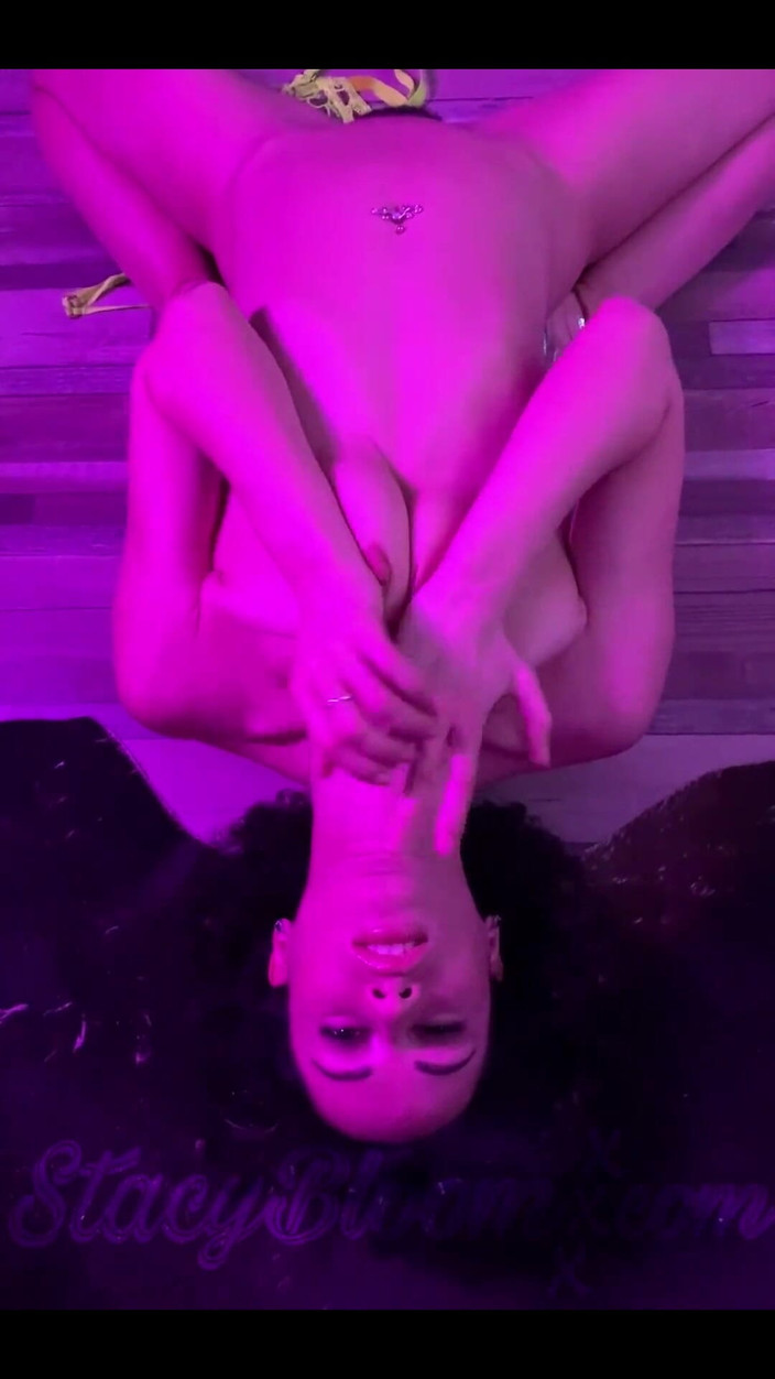 Stacy Bloom: 辣妹激情脱衣舞和手淫 - 性感单人表演