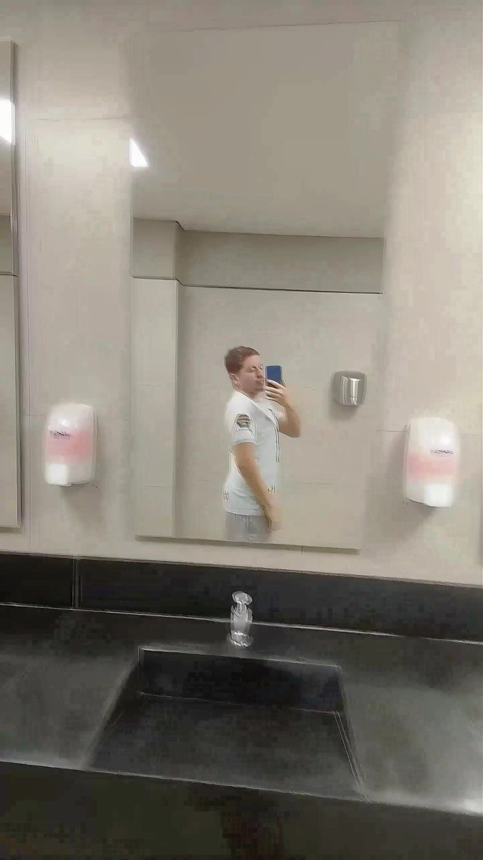 Marcosninfo: Málem mě přistihl bezpečnostní stráž, jak se předváděm na veřejných...