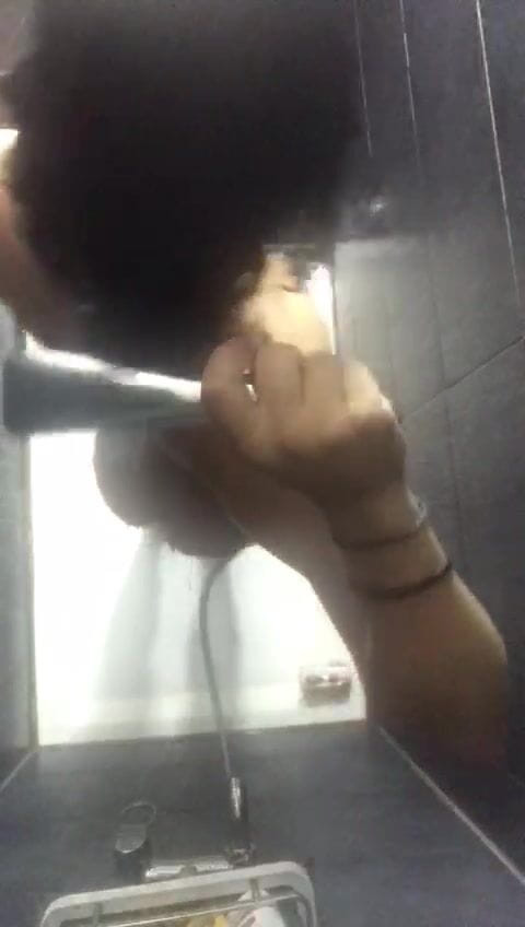 Cody beach boy: Dildomla ateşli duş alıyorum