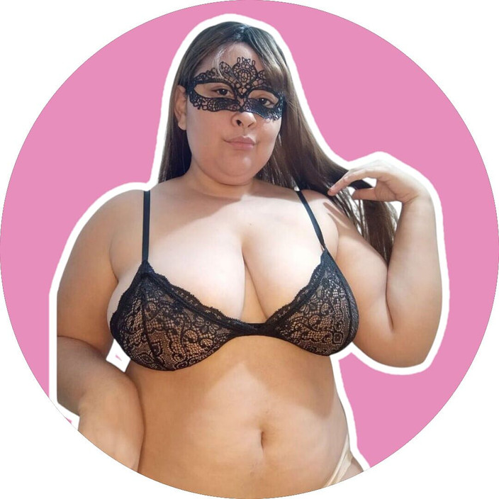 Jaky2023: 丰满的金发女郎用她的假阳具自慰直到她达到高潮