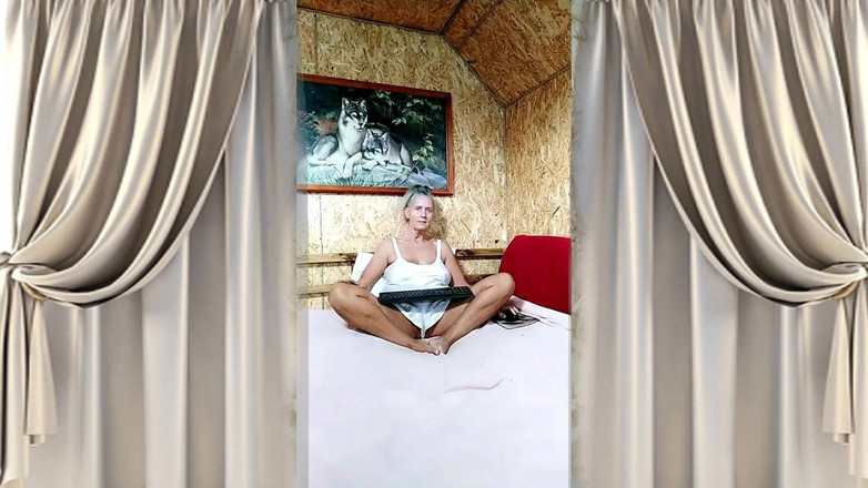 Lukerya: Ibu rumah tangga panas Lukerya. Menggoda setelah pikiran pagi sambil...