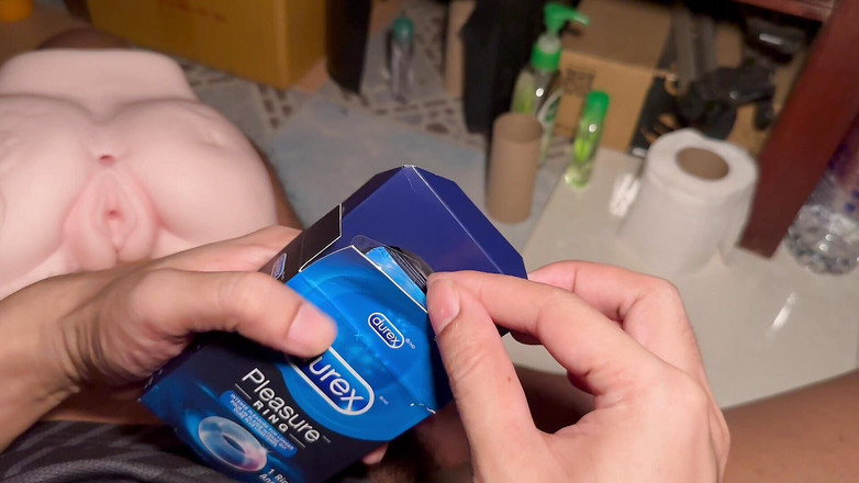 SinglePlayerBKK: Folosesc inelul de plăcere Durex pentru prima dată.