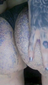 Alternatif kız yağı masaj yapıyor ve glitters tarafından şaplak atıyor
