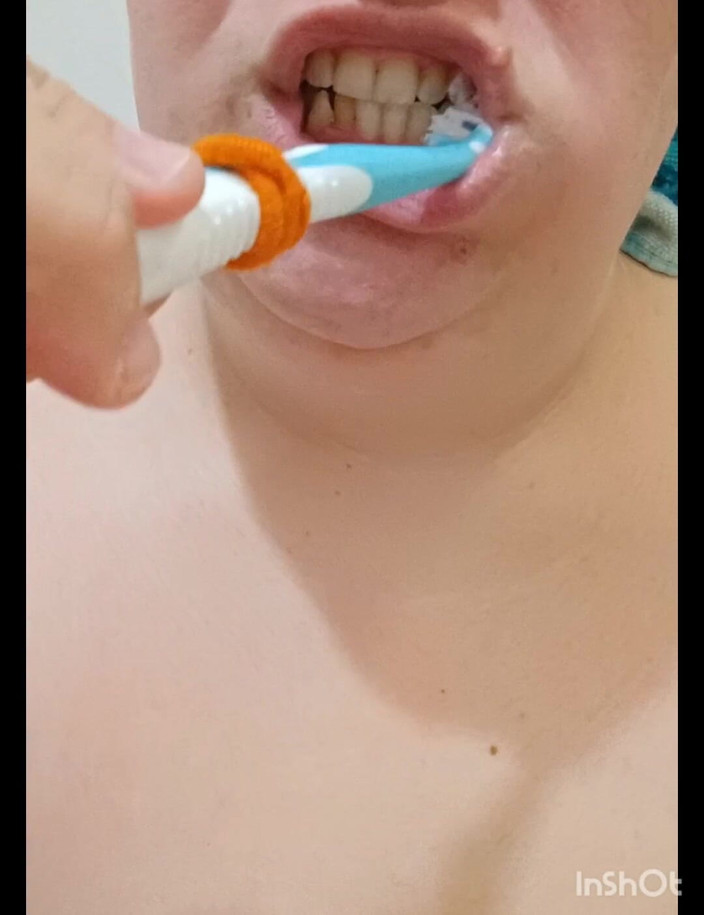 FluffyHarlot: 娼婦でさえ歯を磨きます~