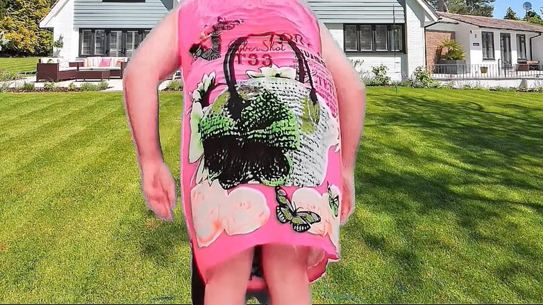 Kitty_Cross: Splendida femboy che indossa un top scoperto con un timido...