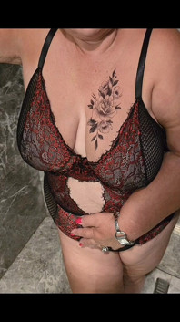 60-letnia BBW dojrzała babcia macocha w luksusowej łazience, gruby tyłek, duże cycki i soczysta cipka.