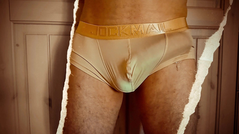 TheOldBigThing: 禁止在公共场合触摸。当他把放进他的莱卡裤子里时，他的工具会跳动。