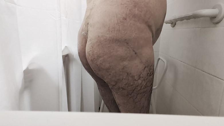 Cj43: Visar upp min kropp medan jag duschar