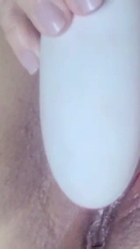 Istri semok yang lagi sange ngentot memeknya sendiri