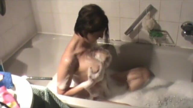 Lucky Wankerz: Brunetka MILF s velkými prsy a kulatým zadkem masturbuje ve...