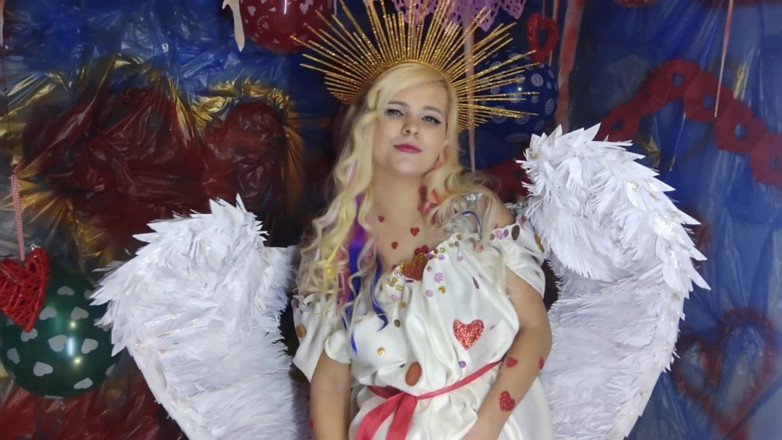 LizAngel: Angelic navel full of cum