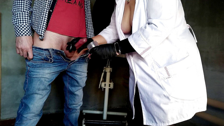 OurFetishLife: Azgın doğal göğüslü orta yaşlı seksi hemşire dölümü seviyor