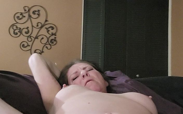 Elite lady S: Olgun kadın yatakta tek başına fetişlerini kucaklıyor