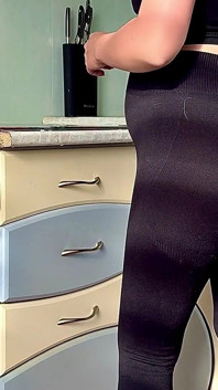 Ibu tiri hamil 9 bulan dengan tetek besar dapat sebahagian berganda air mani tepat di dapur!