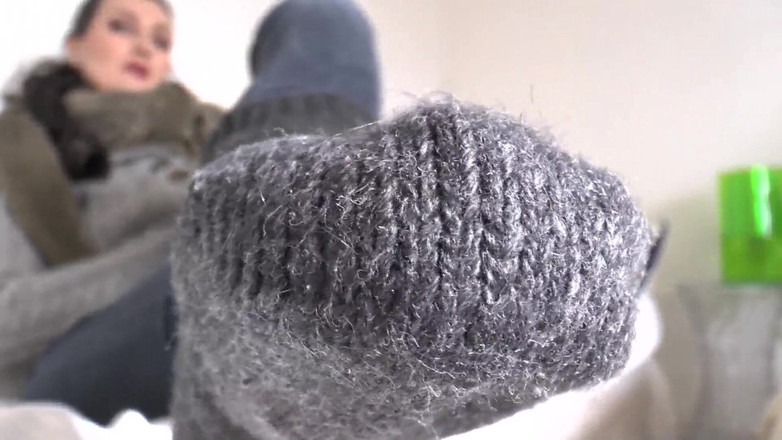 Lady Victoria Valente: Annusa i miei calzini spessi ed estremamente puzzolenti! Lady Victoria...