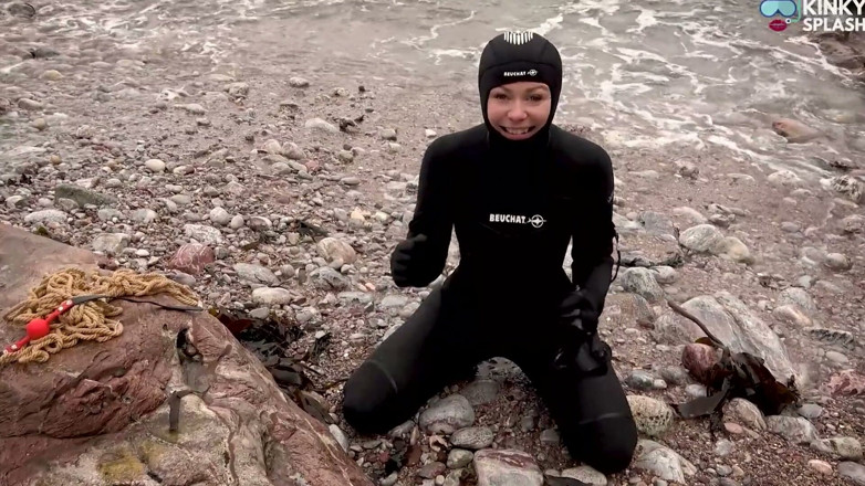 UKCuteGirl Lucy Lauren: Błagając, aby być związane w 8mm Beuchat - Wetsuit Girl Walczy na...