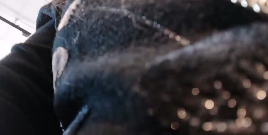 Nicoletta Embassi: Elle se rend dans un magasin de vêtements et met...