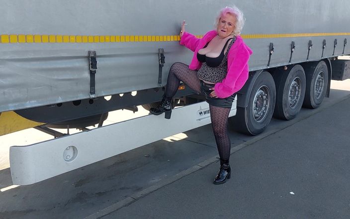 PureVicky66: Verleidelijke Duitse oma is klaar om wat wild, onvergetelijk plezier...