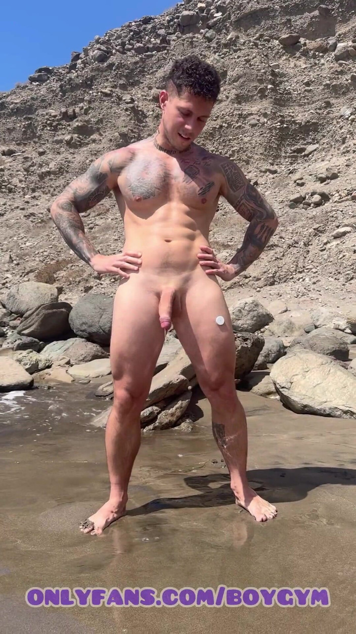 BoyGym: Enorme cumshoot zonder handen in het naaktstrand