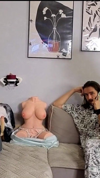 Un mari cocu regarde son patron détruire la sodomie de sa femme infidèle lors d’un appel Zoom !!