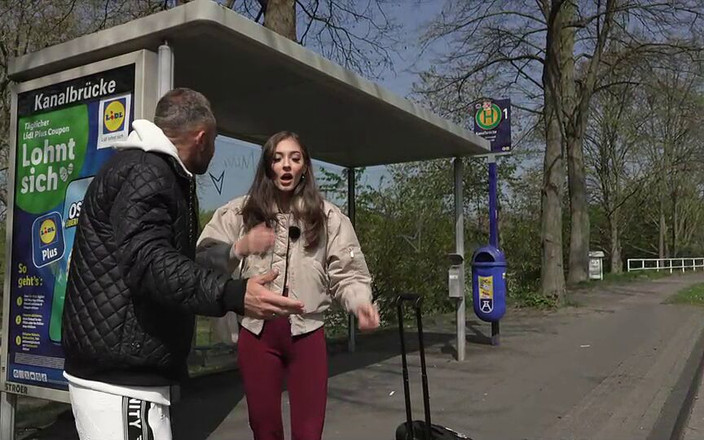 Strassenflirts by Magmafilm: Czekała na autobus od ponad godziny