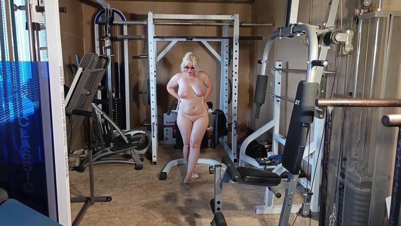 StrongSrg: Mature Bitch Showed Naked Workout and Gets Cum on Face