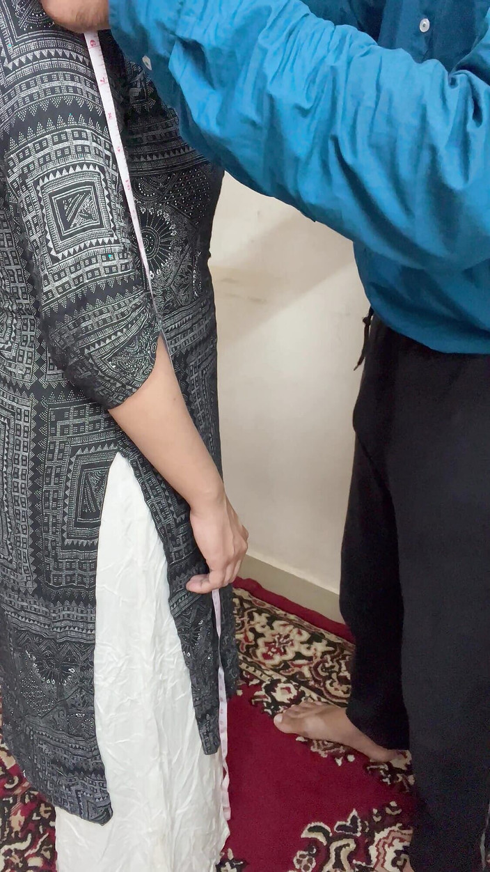 Nehahot69: Kedua-dua tukang jahit keluar dari kedai susu selepas mengambil ukuran