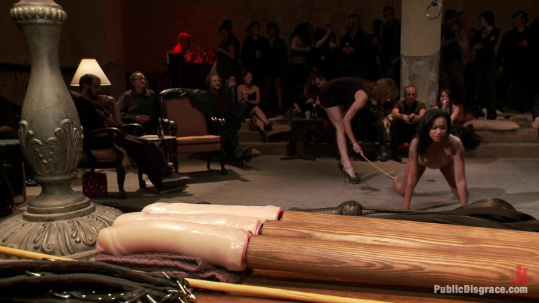 Public Disgrace by Kink: Hermosa modelo fetiche es empujada hasta sus límites y follada...