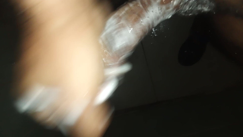 Cute boy jerks off: Un tip cu penis se masturbează în baie în timp ce familia...
