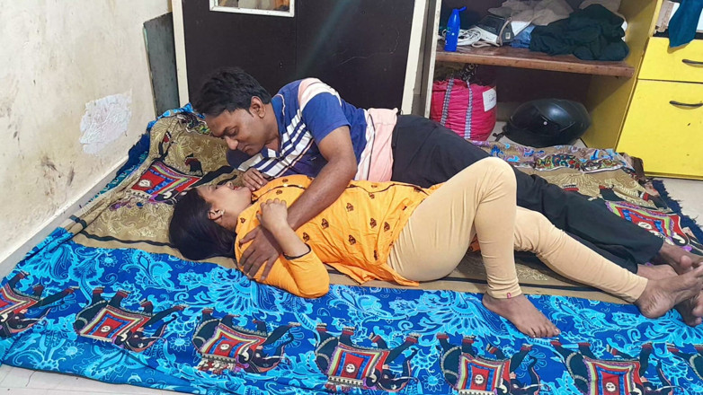 Hot Indian Aunty: Спокуслива індійська тітонька &amp; її чоловік приватне порно