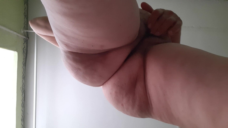 Lesbian-candys: Мілфа з дуже волохатою пиздою просто не може наповнитися мастурбацією та оргазмами
