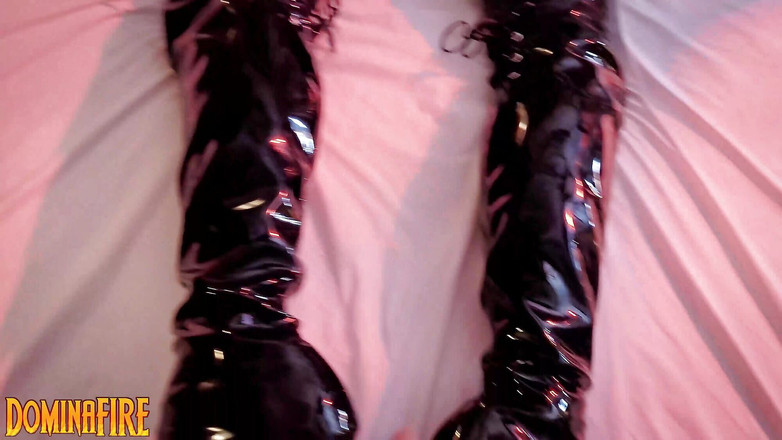 DominaFireOfficial: Dominafire kelepçeli lateks kadın kılıklıyla oynuyor