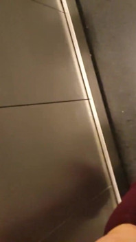 Mijn snelste orgasme ooit in een lift, zeer risicovolle amateur-milf meerdere orgasmes tonen