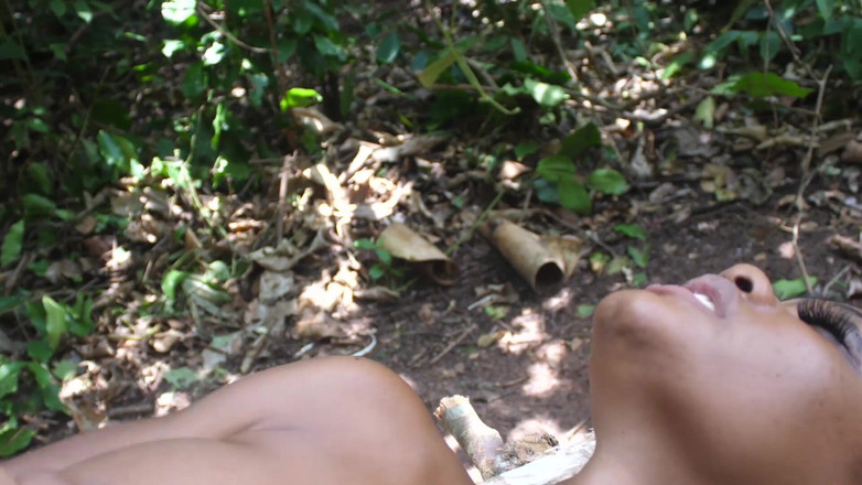 Epicafri: Králova mladá manželka se vplížila do křoví, aby masturbovala a...