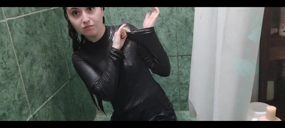 RavenHearth666VIP: Ich habe vergessen, mich auszuziehen, und wäschte meine Haare mit...