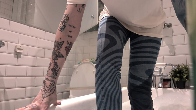 Goddess Transcendence: Berendam &amp; kaget: mandi pakai baju untuk pertama kali