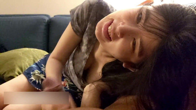 Gentleman Porno: Une Asiatique montre sa garde-robe puis suce une bite noire