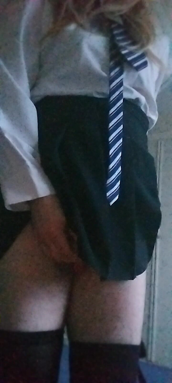 Cindy Belfast: Студентка Сінді кінчає в уніформі