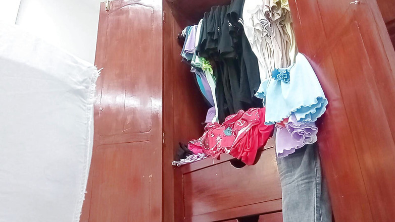 Katrina4deluxe: Pembantu rumah yang bengkung menukar pakaian