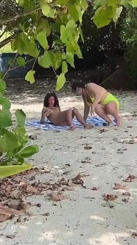 Sapık büyük memeli orta yaşlı seksi kadın ve üvey kızını mastürbasyon yapıyor ve güneşlenirken yüzlerine boşalıyor