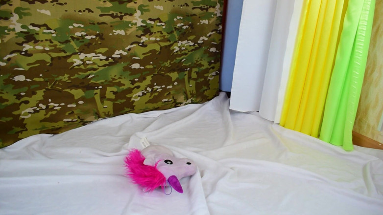 Risky Hairy Couple: Spielzeug-Crush-fetisch. Ich gehe gerade auf das Spielzeug vor, es ist...