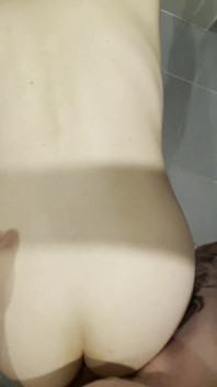 Mamada y follada en el baño con semen en la cara